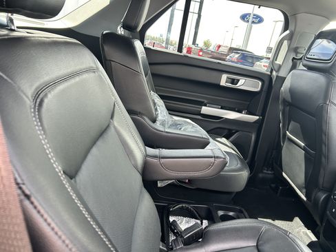 Used 2021 Ford Explorer Limited w/ Equipment Group 301A AWD/4WD image 12