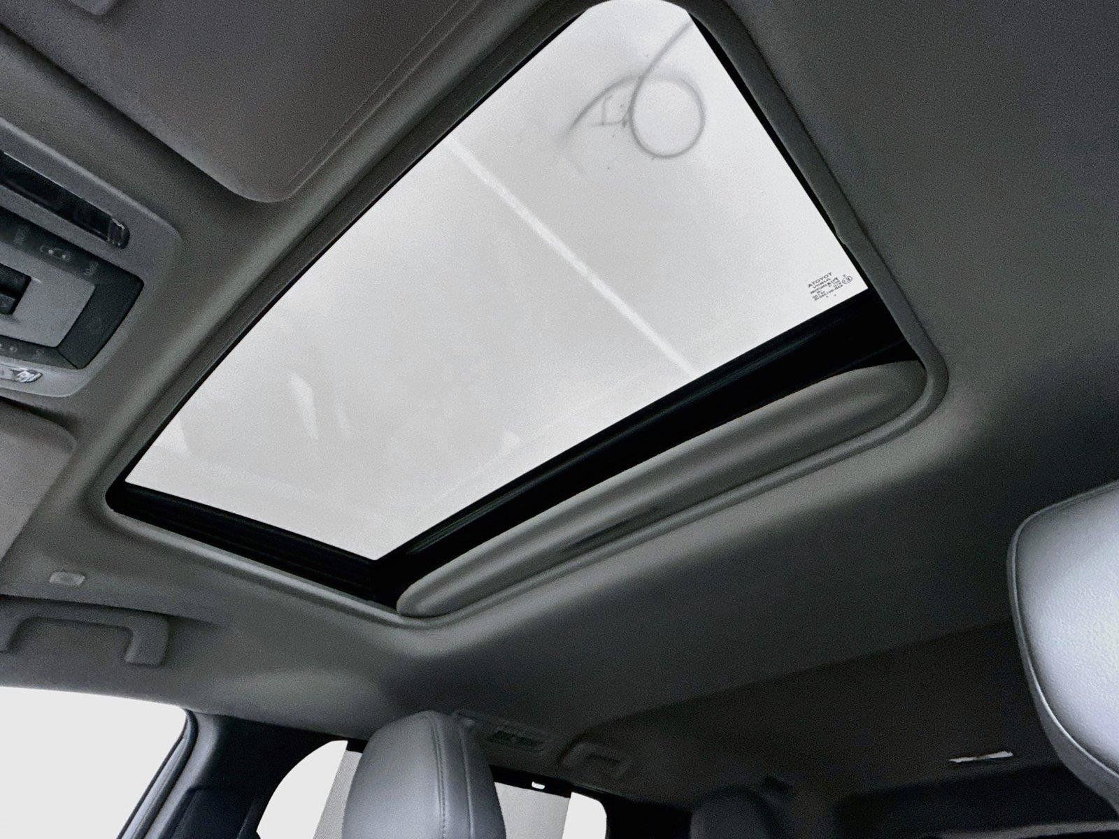 Certified 2026 Toyota Sienna XLE FWD image 6