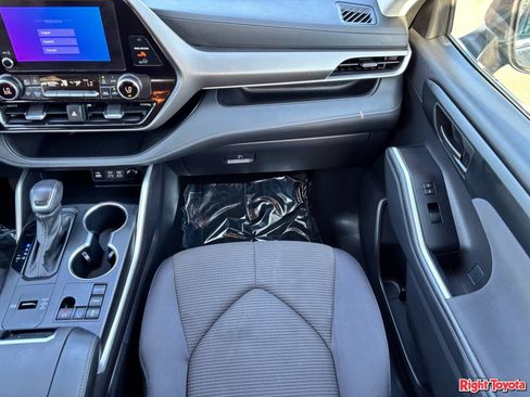 Certified 2025 Toyota Highlander LE FWD image 19