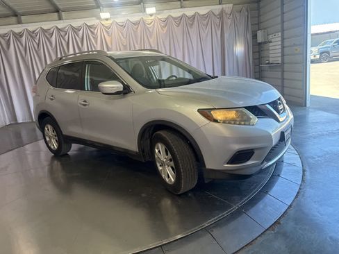 Used 2014 Nissan Rogue SV FWD image 2