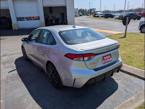Used 2024 Toyota Corolla SE w/ SE Premium Package image 5