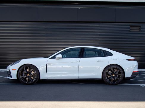 Certified 2025 Porsche Panamera 4 E-Hybrid AWD/4WD image 2