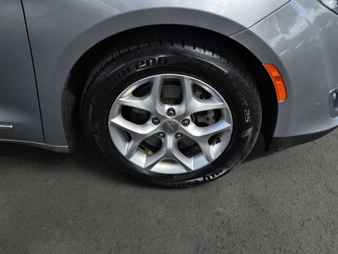 Used 2020 Chrysler Pacifica Limited FWD image 9