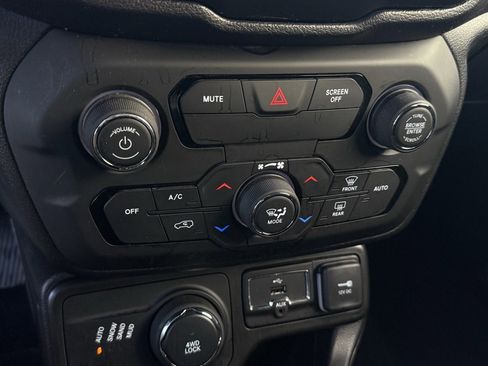 Used 2019 Jeep Renegade Latitude w/ Safety & Security Group II image 17