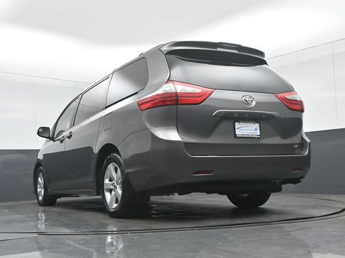 Used 2018 Toyota Sienna LE w/ Carpet Mat Package FWD image 63