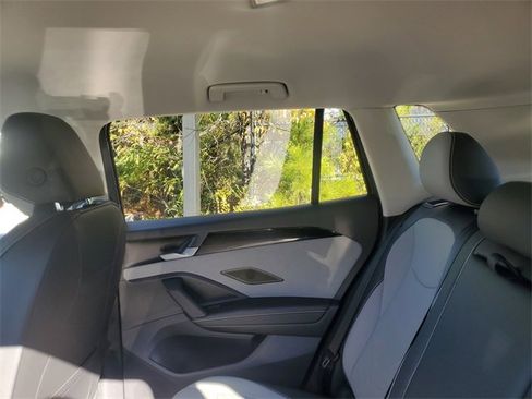 New 2025 Volkswagen Tiguan SE image 10