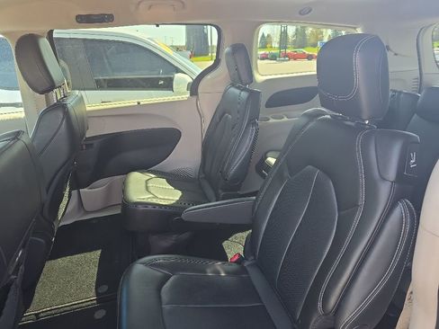 Used 2023 Chrysler Pacifica Touring-L FWD image 7