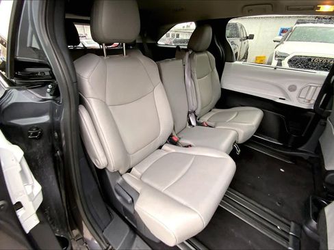 Used 2025 Toyota Sienna XLE image 19