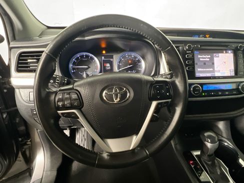 Used 2019 Toyota Highlander XLE image 17