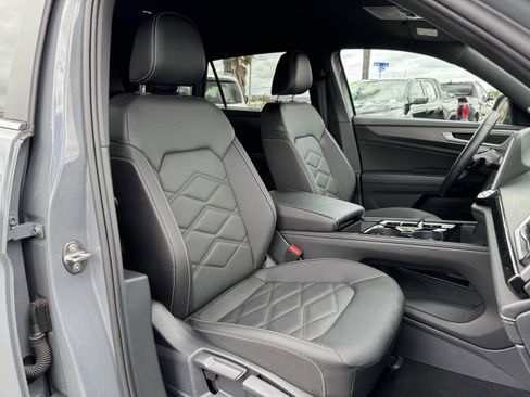 Used 2025 Volkswagen Atlas Cross Sport SE w/ Black Wheel Package FWD image 35