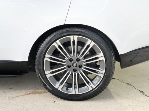 Used 2023 Land Rover Range Rover Autobiography image 10