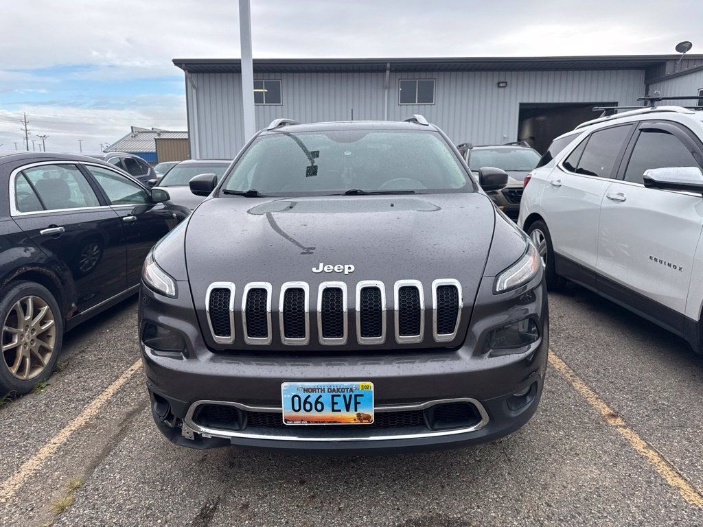 Used 2017 Jeep Cherokee Limited w/ Luxury Group AWD/4WD image 2