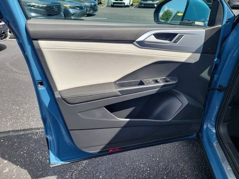 Certified 2025 Volkswagen Taos SE FWD image 15