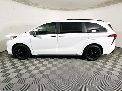 Used 2023 Toyota Sienna Limited FWD image 6