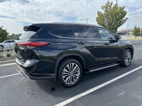 Used 2022 Toyota Highlander Platinum image 10