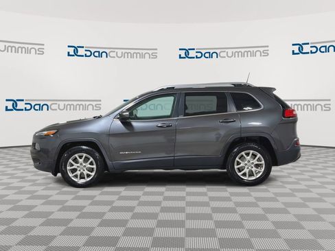 Used 2016 Jeep Cherokee Latitude w/ Cold Weather Group AWD/4WD image 5
