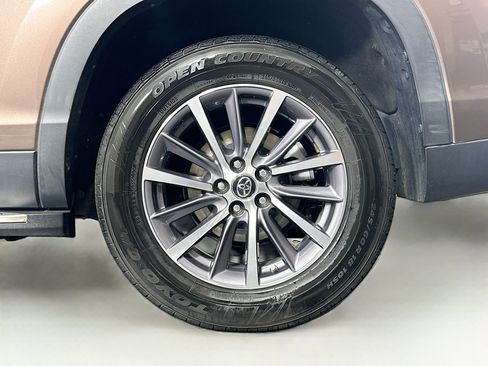 Used 2019 Toyota Highlander XLE FWD image 11