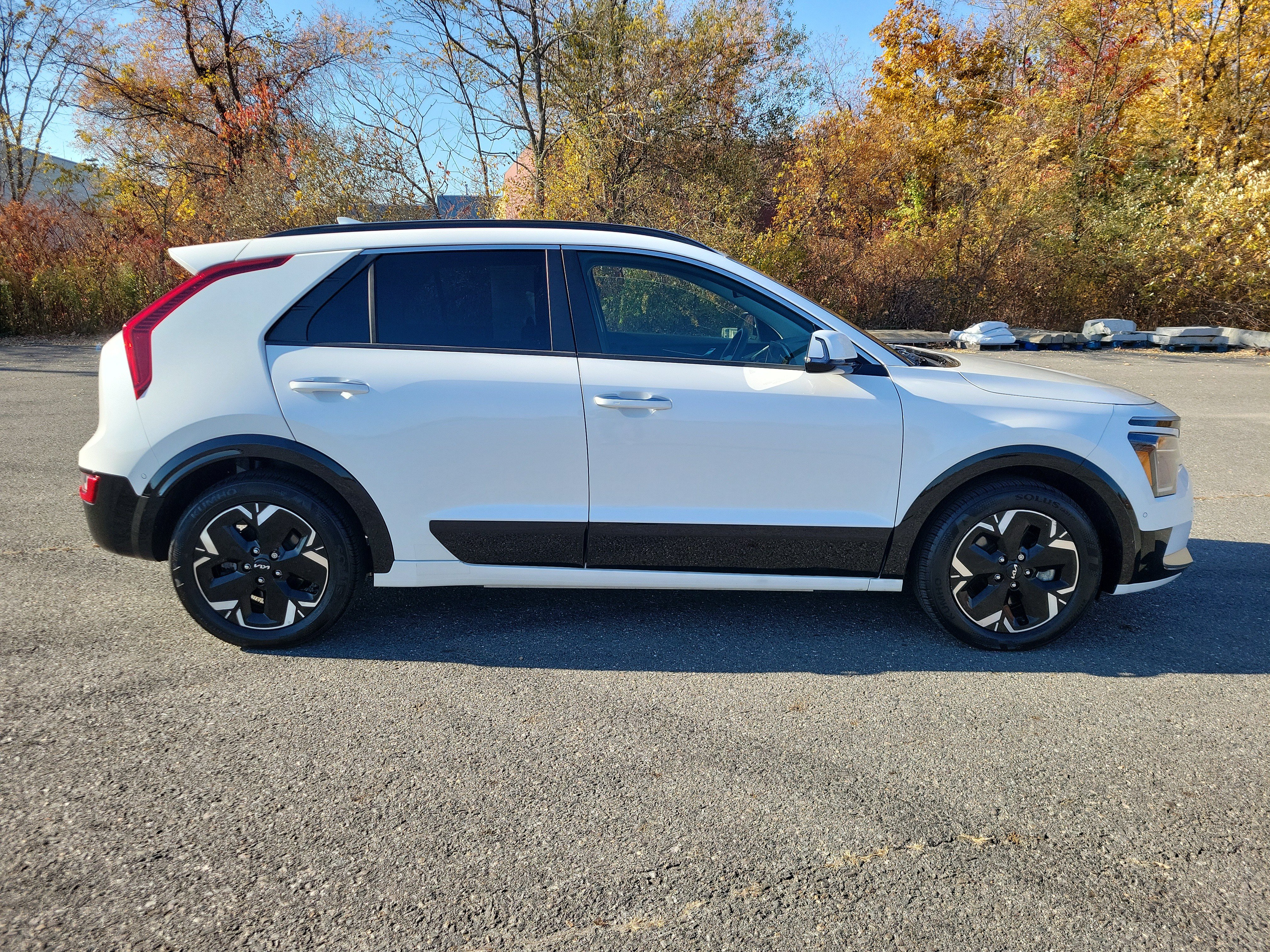 Used 2023 Kia Niro Wave w/ Wave Preserve Package FWD image 4