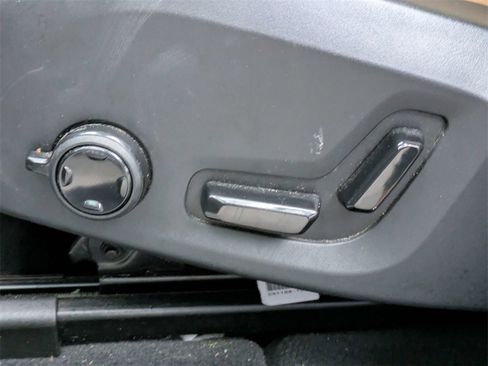 Certified 2023 Volvo XC60 B5 Ultimate w/ Climate Package image 21