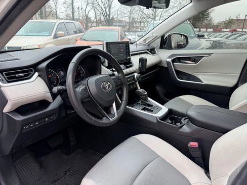 Used 2020 Toyota RAV4 XLE Premium FWD image 10