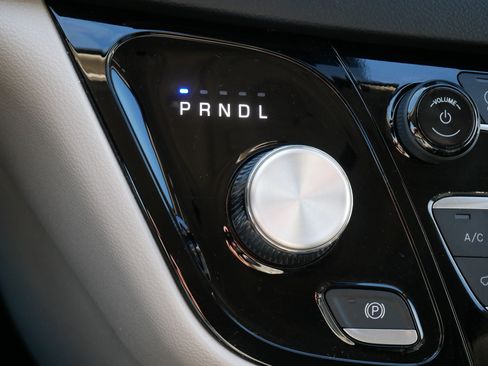 Used 2024 Chrysler Pacifica Touring-L image 24