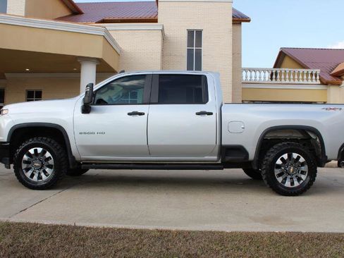 Used 2021 Chevrolet Silverado 2500 Custom w/ Custom Value Package image 11
