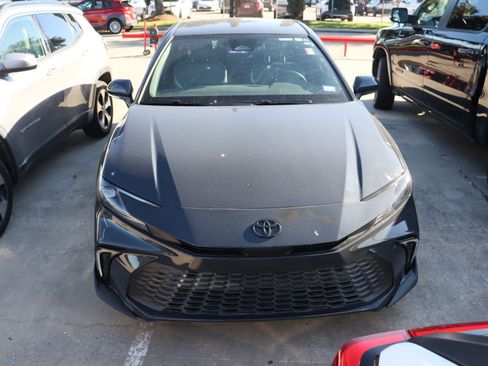 Used 2025 Toyota Camry SE image 4