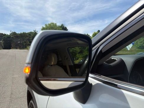 Used 2022 Toyota Highlander XLE AWD/4WD image 24