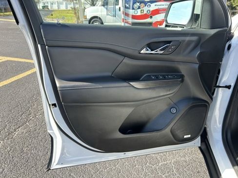 Used 2023 GMC Acadia SLT image 11