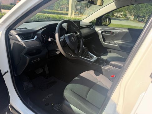 Used 2021 Toyota RAV4 LE FWD image 12