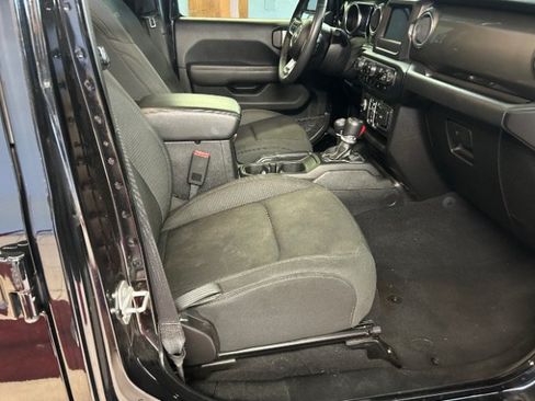 Used 2019 Jeep Wrangler Unlimited Sahara AWD/4WD image 15