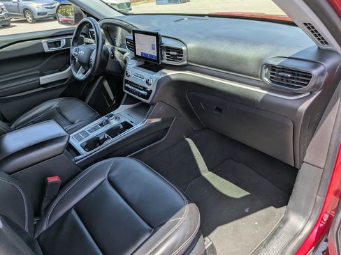 Used 2021 Ford Explorer XLT w/ Equipment Group 202A image 13