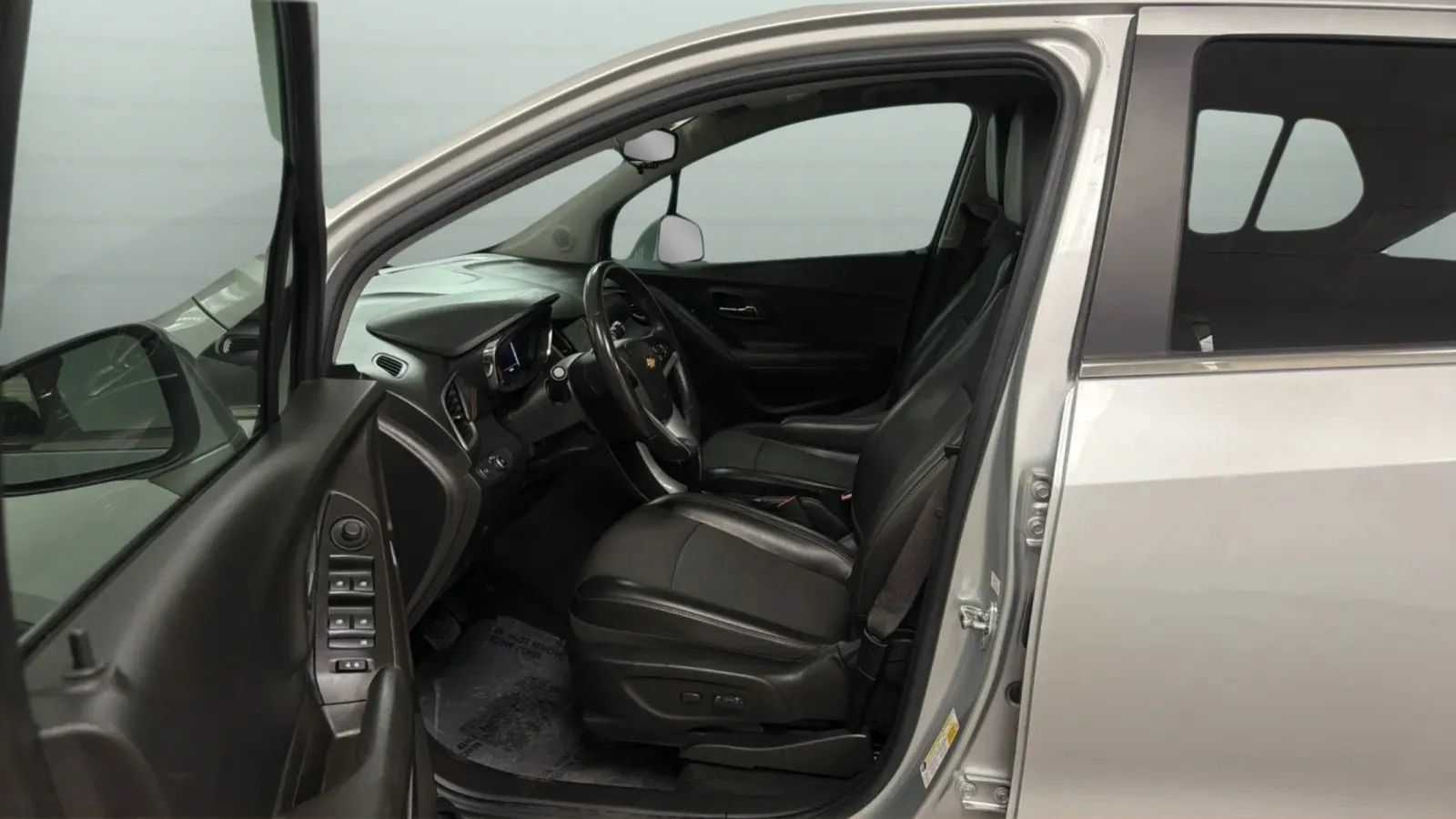 Used 2018 Chevrolet Trax LT w/ LT Convenience Package FWD image 21
