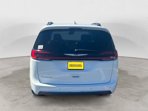 Used 2022 Chrysler Pacifica Touring-L FWD image 4