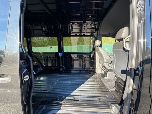 Used 2024 Mercedes-Benz Sprinter 3500 image 25