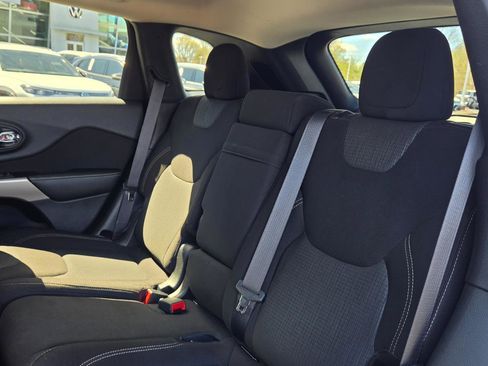 Used 2017 Jeep Cherokee Latitude w/ Safety/Convenience Group image 35