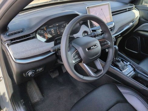 Used 2024 Jeep Compass Latitude image 10