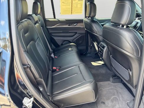 Used 2025 Jeep Grand Cherokee Limited w/ Black Appearance Package AWD/4WD image 13