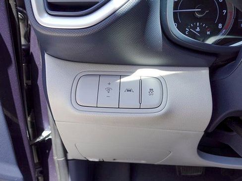 Used 2021 Hyundai Venue FWD image 12