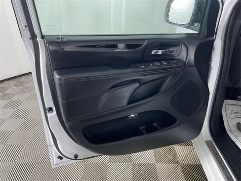 Used 2015 Dodge Grand Caravan SXT image 15