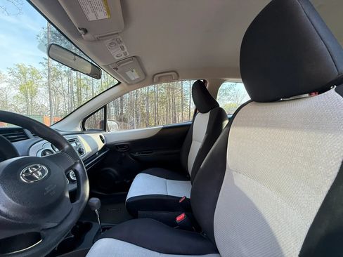 Used 2012 Toyota Yaris L FWD image 11