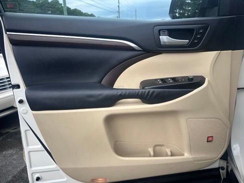 Used 2014 Toyota Highlander Limited Platinum FWD image 14