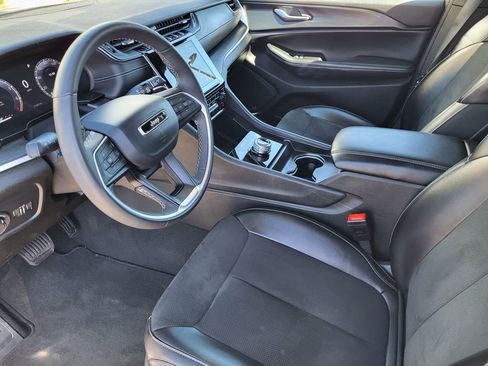 Used 2024 Jeep Grand Cherokee L Laredo image 9