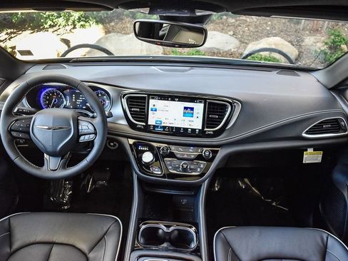 New 2026 Chrysler Pacifica Limited w/ S Appearance Package FWD image 12