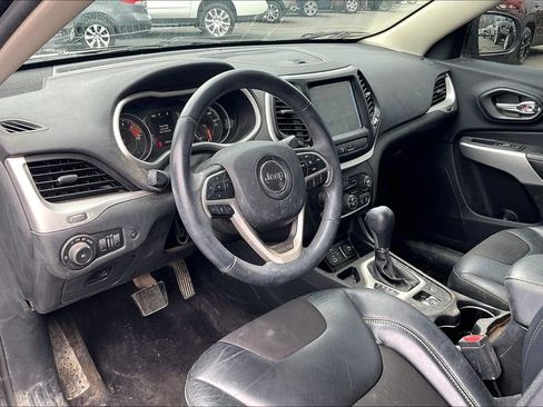 Used 2018 Jeep Cherokee Latitude Plus w/ Comfort/Convenience Group image 5