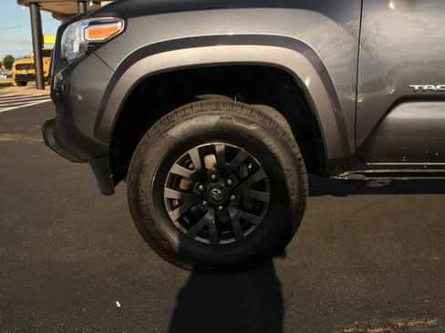 Used 2021 Toyota Tacoma SR5 AWD/4WD image 3