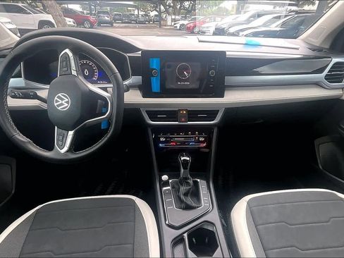 New 2026 Volkswagen Taos SE FWD image 5