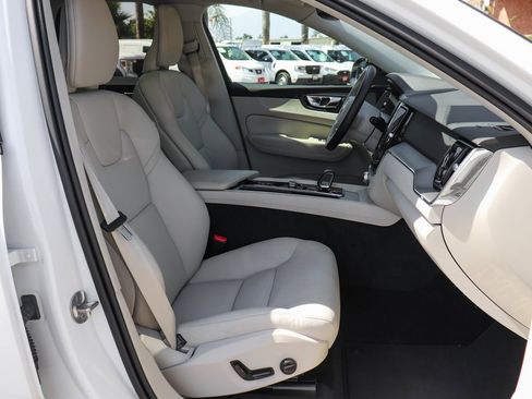 Used 2024 Volvo XC60 B5 Core image 40