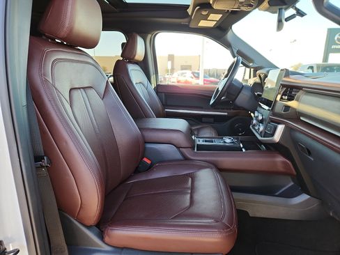 Used 2024 Ford Expedition Limited image 15