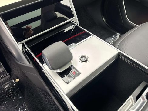 New 2025 Land Rover Range Rover SE image 25